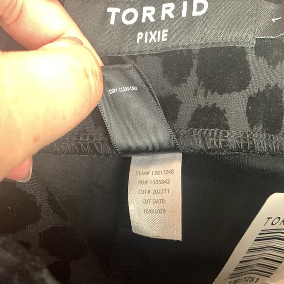 Torrid size 1 1x 14 16 pixie pant black leopard new casual ankle work velour - Picture 7 of 8